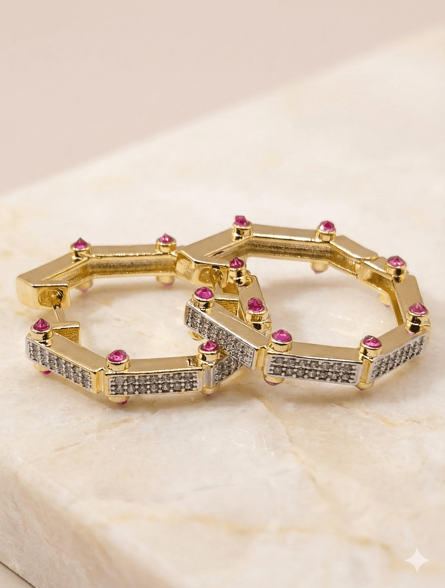 Serenay Model Pembe Safir Işıltılı Geometrik Altın Küpe - Sekizgen Tasarım